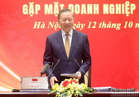 Top leader pledges support for firms, presses tech self-reliance